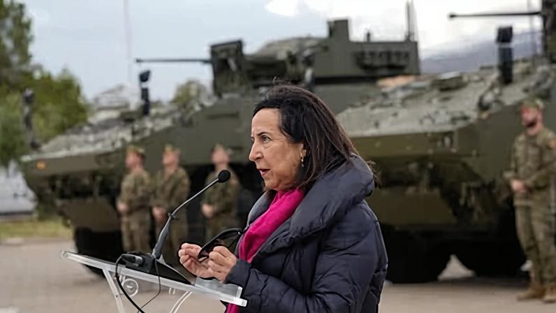 La ministra de Defensa, Margarita Robles, en el acto entrega de los primeros 8x8 Dragón al Ejército de Tierra en enero.