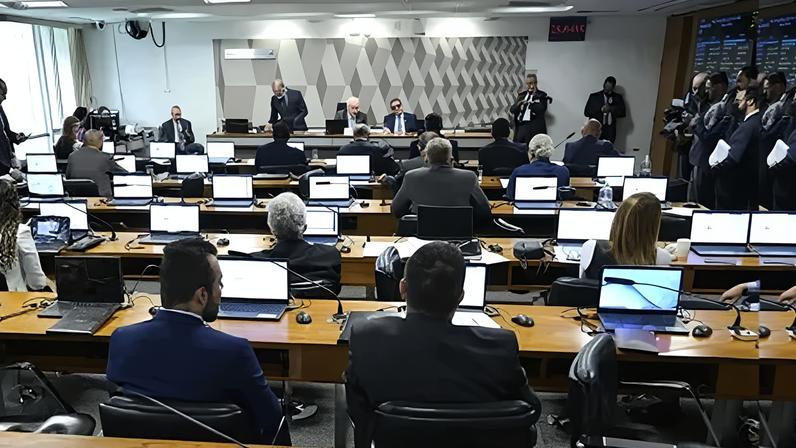 Senadores durante reunião da CCJ (Comissão de Constituição e Justiça)