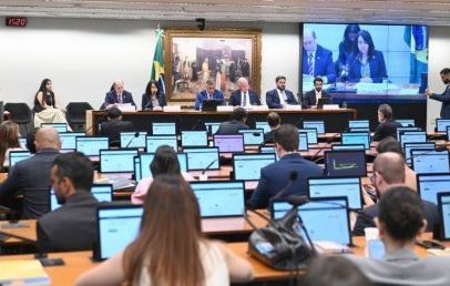 Comissão mantém votação da PEC da escala 6x1 após envio do governo