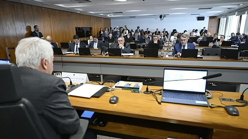 Senadores durante reunião da CCJ (Comissão de Constituição e Justiça) do Senado