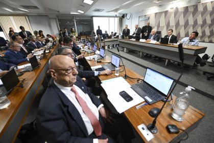 Senadores durante reunião da CCJ nesta quarta-feira (17) para análise do PL da Dosimetria