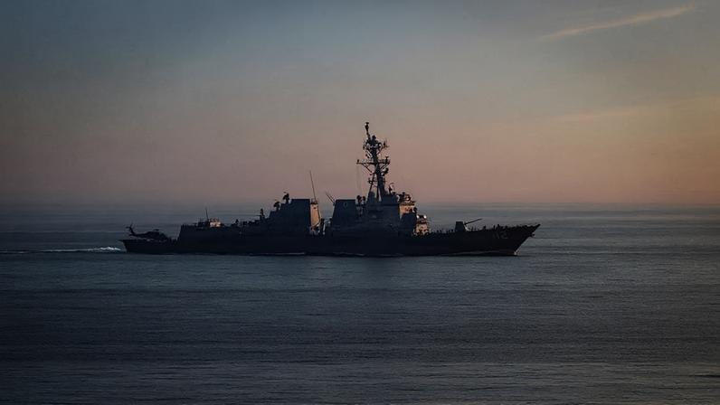 NINGUÉM PASSA - Navio americano: barreira para aumentar a pressão sobre o regime dos aiatolás