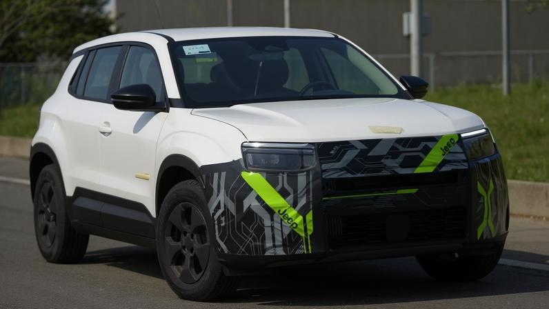 Jeep Avenger flagrado com atualizações que devem ser lançadas no Brasil