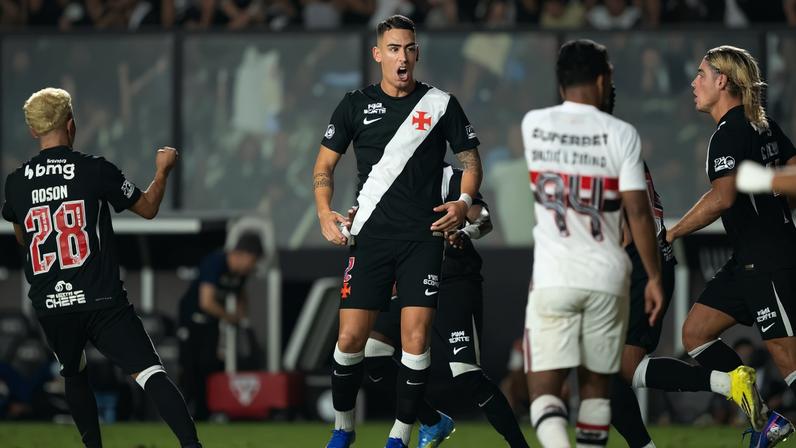 Puma Rodríguez (centro da foto) comemora o gol de empate do Vasco contra o São Paulo