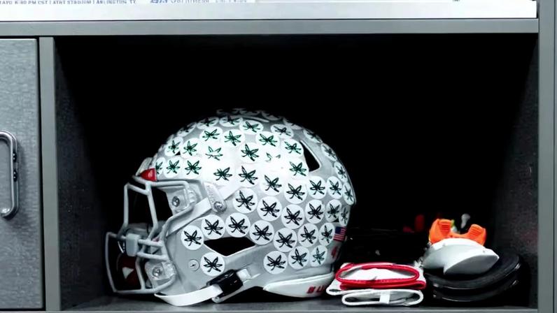 Folhas no capacete de Ohio State são uma das marcas da tradicional universidade norte-americana