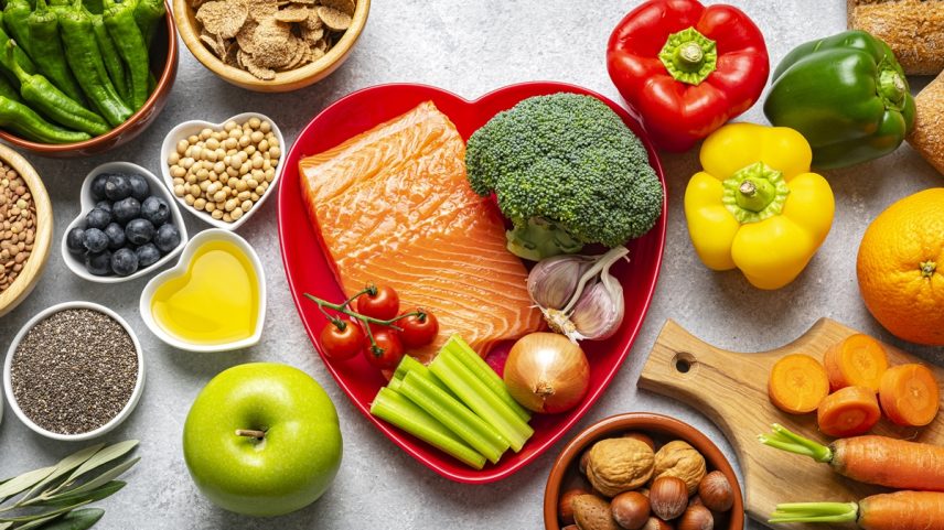 Foto colorida de alimentos em recipientes coloridos sobre mesa branca - Frutas, legumes e proteínas de qualidade costumam ser a base de dietas indicadas em fases de recuperação - Metrópoles
