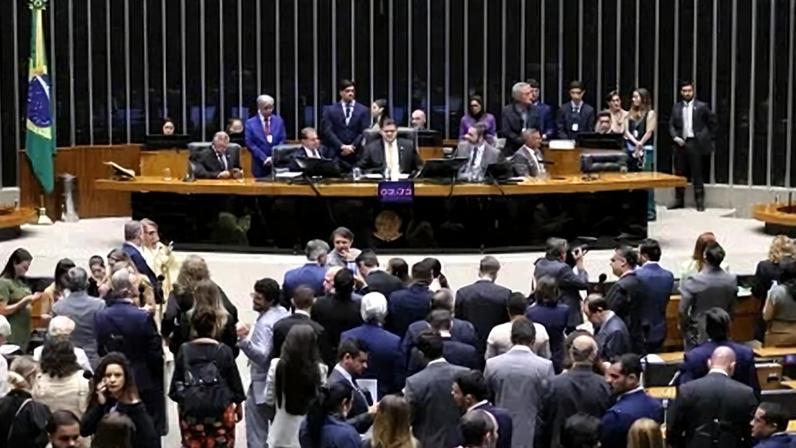 Deputados e senador durante sessão conjunta do Congresso Nacional
