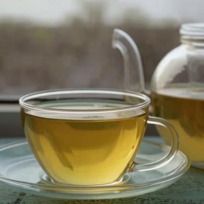 Chá de melissa pode trazer 8 benefícios à saúde