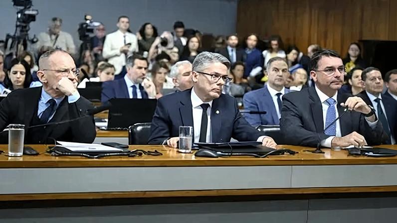 Da esquerda para a direita os senadores Fabiano Contarato (PT-ES), Alessandro Vieira (MDB-SE) e Flávio Bolsonaro (PL-RJ)