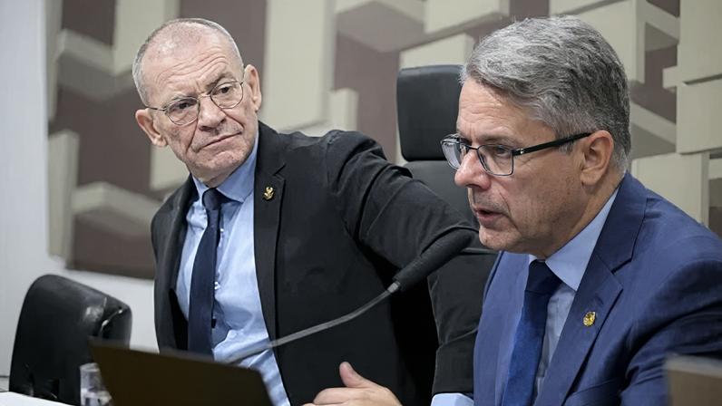 O presidente da CPI, senador Fabiano Contarato (PT-ES), e o relator, senador Alessandro Vieira (MDB-SE)