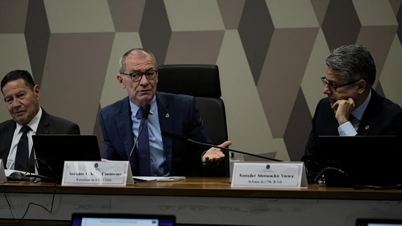 Da esquerda para a direita: o vice-presidente da CPI, senador Hamilton Mourão (Republicanos-RS);o presidente da CPI, senador Fabiano Contarato (PT-ES); e o relator, senador Alessandro Vieira (MDB-SE)