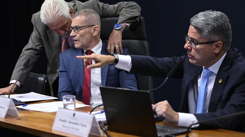 Na imagem, os senadores Jaques Wagner (esq.), Fabiano Contarato (centro) e Alessandro Vieira (dir.), durante votação do relatório final da CPI do Crime Organizado