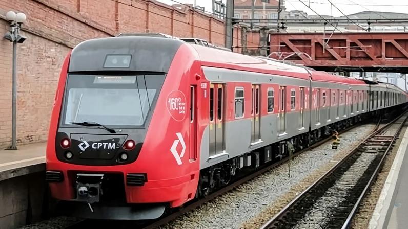 Trem da CPTM circula pela Linha 12-Safira