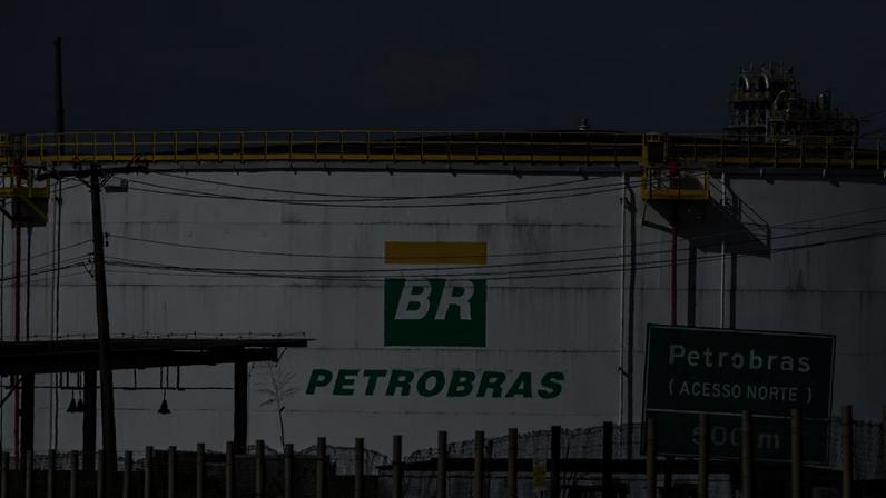 A política de preços da Petrobras exige que a empresa proteja os consumidores da volatilidade de curto prazo. (Foto: Maira Erlich/Bloomberg)