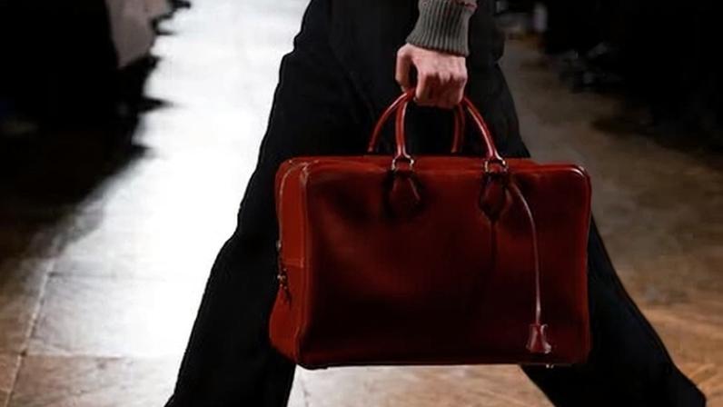 Una modelo luce una creación de la diseñadora Veronique Nichanian en el desfile de la colección de moda masculina otoño/invierno 2026-2027 de la casa de moda Hermès.