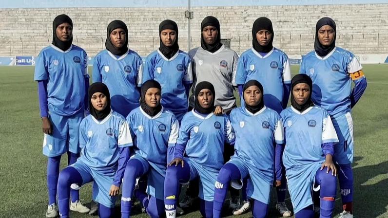 Meninas em um time de futebol feminino na Somália