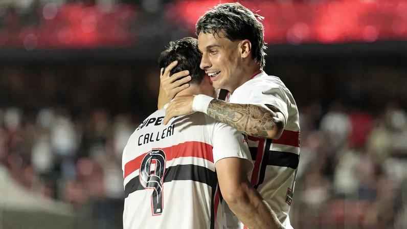 Calleri comemora o gol de Ferreira, o segundo marcado contra o Cruzeiro, no Morumbis, pelo Brasileiro