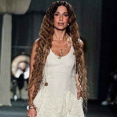 Camila Pitanga retorna às passarelas no Rio Fashion Week com visual sereia