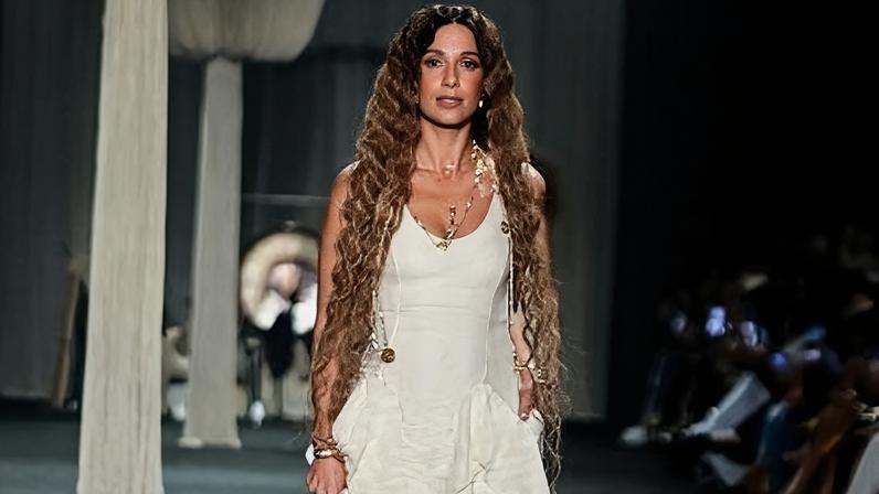 Camila Pitanga no desfile da Aluf no Rio Fashion Week