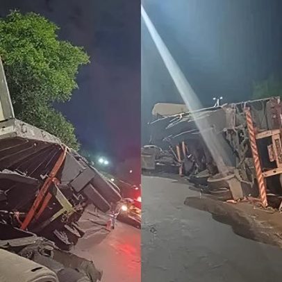 Caminhão tomba em viaduto e carga atinge trilhos da Trensurb em Canoas