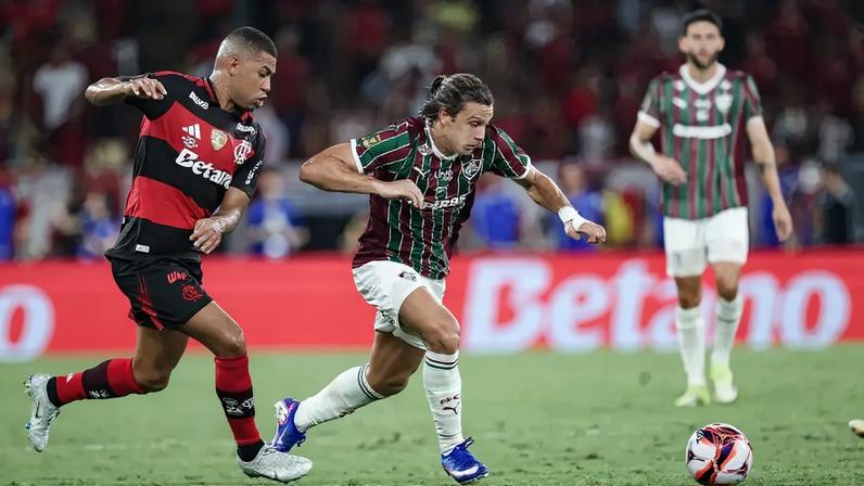 Canobbio e Samuel Lino disputam bola durante Flamengo x Fluminense (Foto: Marcelo Gonçalves / Fluminense FC)