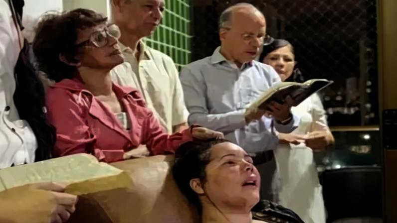 Cantora Amanda Wanessa celebra 39 anos ao lado de familiares e amigos