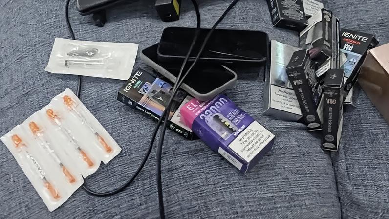 Agentes da Decon apreenderam medicamentos emagrecedores, celulares e produtos falsificados na casa dos suspeitos.