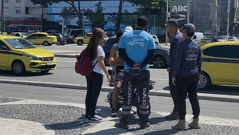 Agentes da Prefeitura do Rio fazem fiscalização na após decreto que define novas regras para bicicletas elétricas e veículos automotores no Rio.