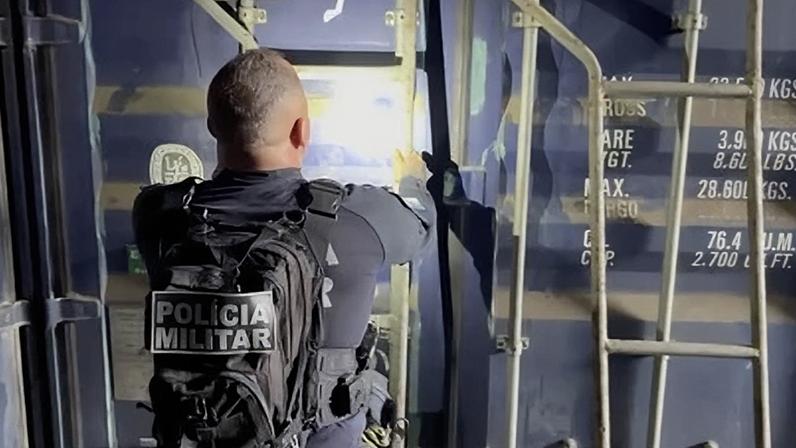 PM localiza contêiner durante ação em comunidades da Zona Norte do Rio.