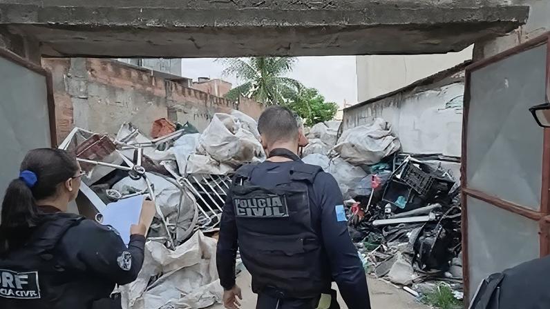 Cabos metálicos e outros materiais apreendidos durante operação contra esquema de receptação na Baixada Fluminense