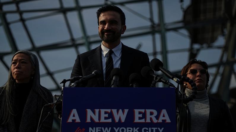 O prefeito de Nova York, Zohran Mamdani, concede uma coletiva de imprensa no Unisphere, no bairro do Queens, em Nova York, EUA, em 5 de novembro de 2025. REUTERS/Kylie Coope