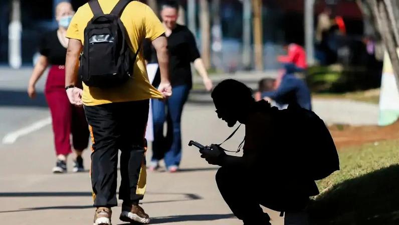 Pessoas caminham em rua no Brasil (Foto: Paulo Pinto/Agência Brasil)