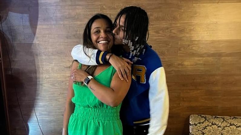 Márcia Gama ao lado do filho, o rapper Oruam: mãe influente nas redes, funcionária ausente na Câmara de Belford Roxo.