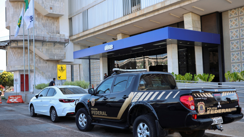Viatura da Polícia Federal estacionada em frente ao Banco de Brasília (BRB), durante operação em Brasília em 18/11/25 sobre Master (Foto: REUTERS/Mateus Bonomi)