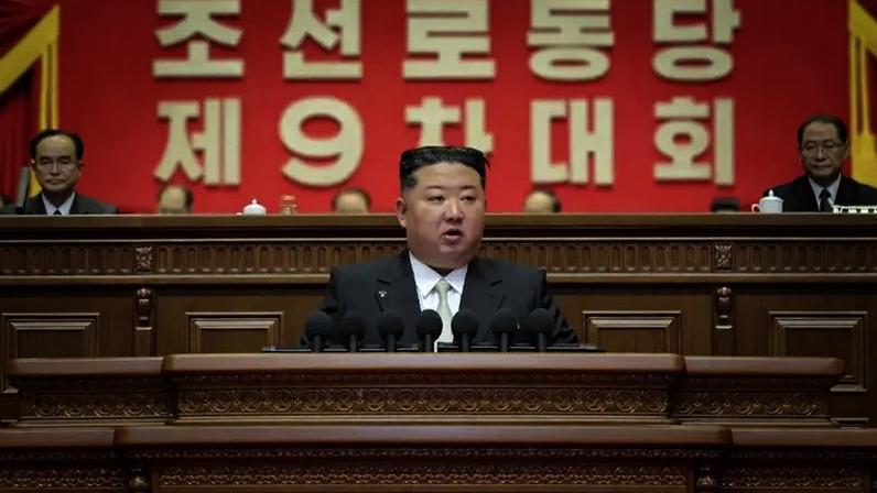 Kim Jong-un discursa durante o nono congresso do Partido dos Trabalhadores da Coreia, na sexta-feira, 20 de fevereiro de 2026