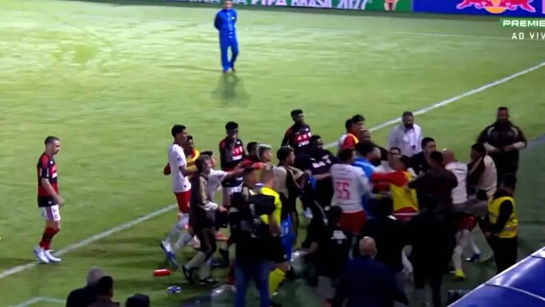 Jogadores de Flamengo e Bragantino tiveram uma confusão ao final do jogo (Foto: Reprodução)
