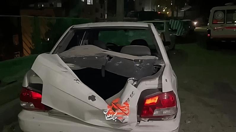 Carros danificados no norte de Teerã no sábado, onde a mídia estatal noticiou um ataque mortal