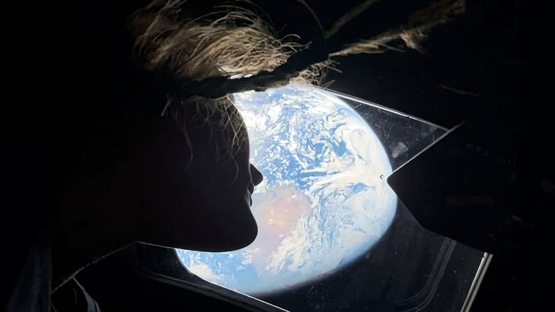 Astronauta, Christina Koch, admira o planeta