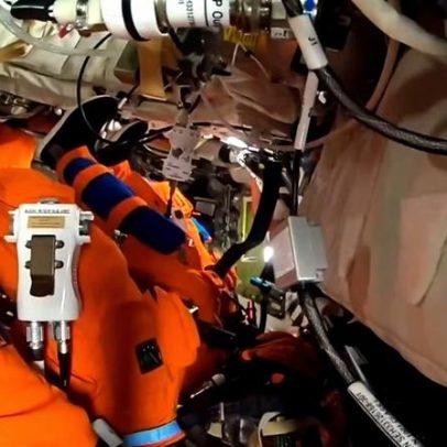 Astronautas testam trajes de sobrevivência em missão rumo à Lua