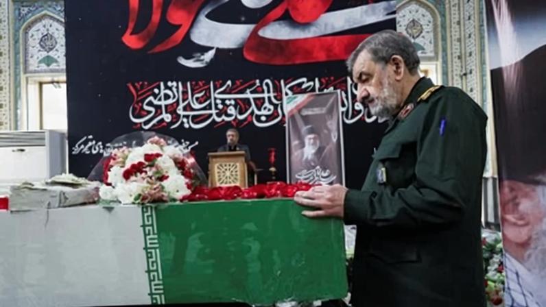 O comandante militar iraniano Mohsen Rezaee participa de uma cerimônia fúnebre em Teerã, Irã, em 14 de março