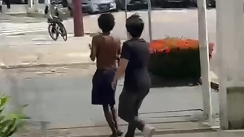 Vídeo mostra alunos de direito atacando homem em situação de rua com taser em Belém
