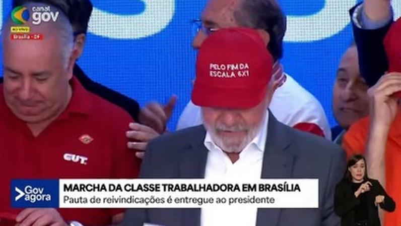 Lula usa boné pedindo o fim da escala 6x1 em reunião com centrais sindicais