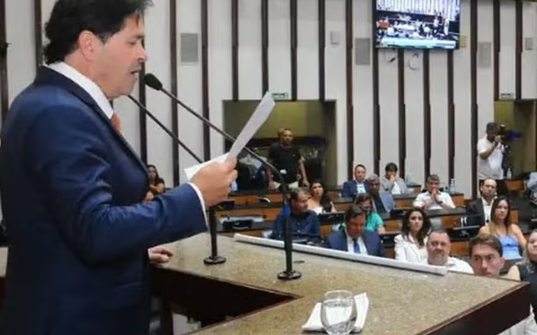 Advogado Daniel Lopes Monteiro durante homenagem na Assembleia Legislativa da Bahia — Foto: Reprodução/Instagram/AL-BA
