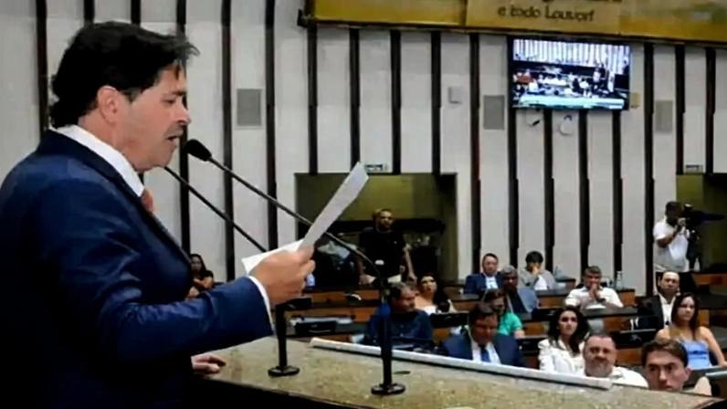 Advogado Daniel Lopes Monteiro durante homenagem na Assembleia Legislativa da Bahia — Foto: Reprodução/Instagram/AL-BA