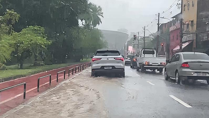Salvador entra em alerta após chuvas fortes e acumulado acima de 80 mm em três dias