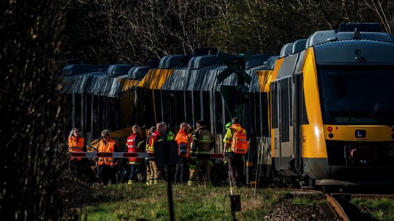 Dois trens colidiram entre Hillerød e Kagerup, na Isteroedvejen, na quinta-feira, 23 de abril de 2026. Kagerup fica na Linha Gribskov, entre Hillerød e Helsinge. Ritzau Scanpix/Steven Knap via REUTERS.