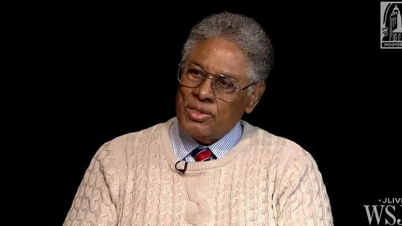Sowell alerta: ao institucionalizar direitos baseados em identidade, o Estado estimula a cristalização das divisões sociais, aumentando tensões, ao invés de diminuí-las. (Foto: Reprodução/YouTube/Hoover Institution)