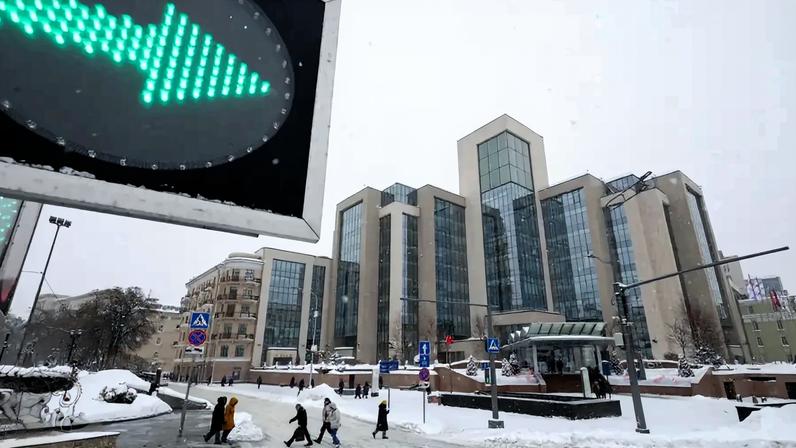 Pedestres atravessam uma rua em frente à sede da Lukoil em Moscou, Rússia, 29 de janeiro de 2026. REUTERS/Ramil Sitdikov/Foto de Arquivo