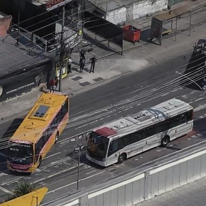 Criminosos sequestram cinco ônibus e os usam como barricadas no RJ