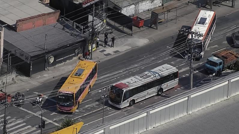 Ônibus usados como barricadas na Zona Norte do Rio de Janeiro. 30/04/2026